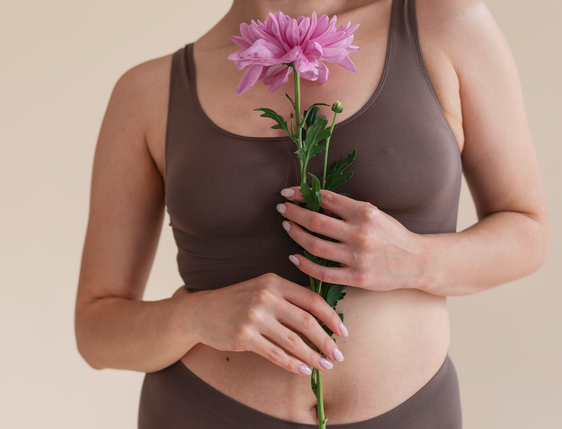 <a href="https://www.magnific.com/ru/free-photo/close-up-smiley-woman-holding-flower_19537899.htm">Изображение от freepik</a>