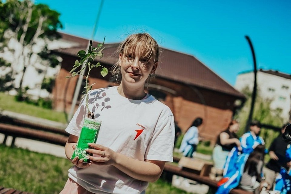    В Мариуполе высадили «Аллею дружбы» к 323-летию Санкт-Петербурга. Фото: «Движение Первых» ДНР