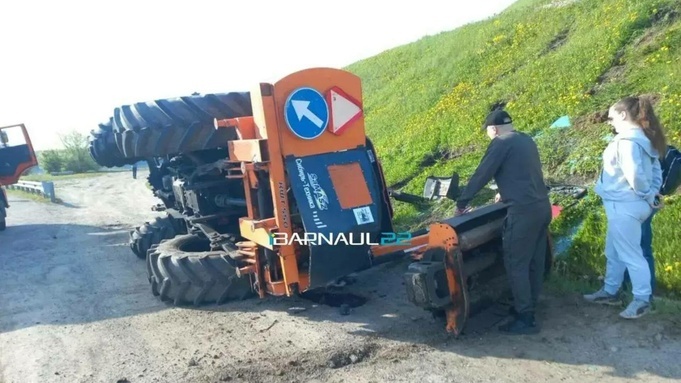 Трактор сорвался со склона и опрокинулся у Нового моста в Барнауле