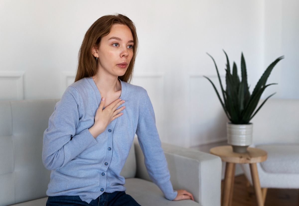 <a href="https://www.magnific.com/ru/free-photo/side-view-woman-breathing-home_27830438.htm#fromView=search&page=1&position=28&uuid=7156e320-895b-4ded-a5da-15327dc265bc&query=%D0%B4%D0%B5%D1%80%D0%B6%D0%B8%D1%82%D1%81%D1%8F+%D0%B7%D0%B0+%D1%81%D0%B5%D1%80%D0%B4%D1%86%D0%B5+%D0%B4%D0%BE%D0%BC%D0%B0">Изображение от freepik</a>