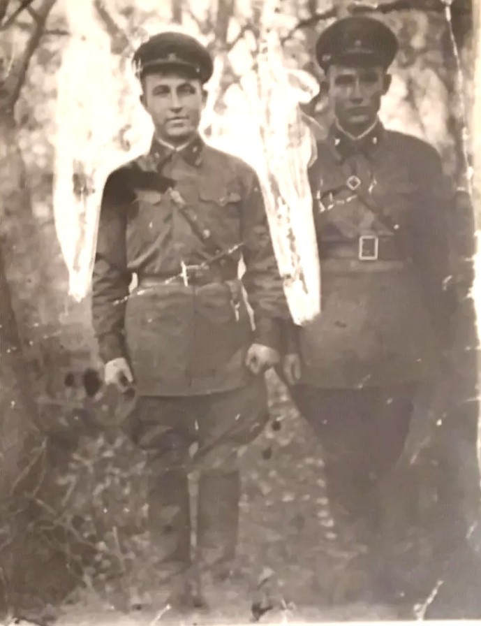 К сожалению, папина фотография у меня сохранилась только такая. Он справа.