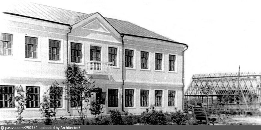 Поселок Загорье. Загорьевская улица, 4. Главное здание плодово-ягодная опытная станции. 1935 год, надстройка 2-м этажем 1948 год. В 1956 дом надстроили до 4-х этажей. Справа - вегетационный домик. Источник: Архив МОСХОС, копия Музей Истории МСХА.