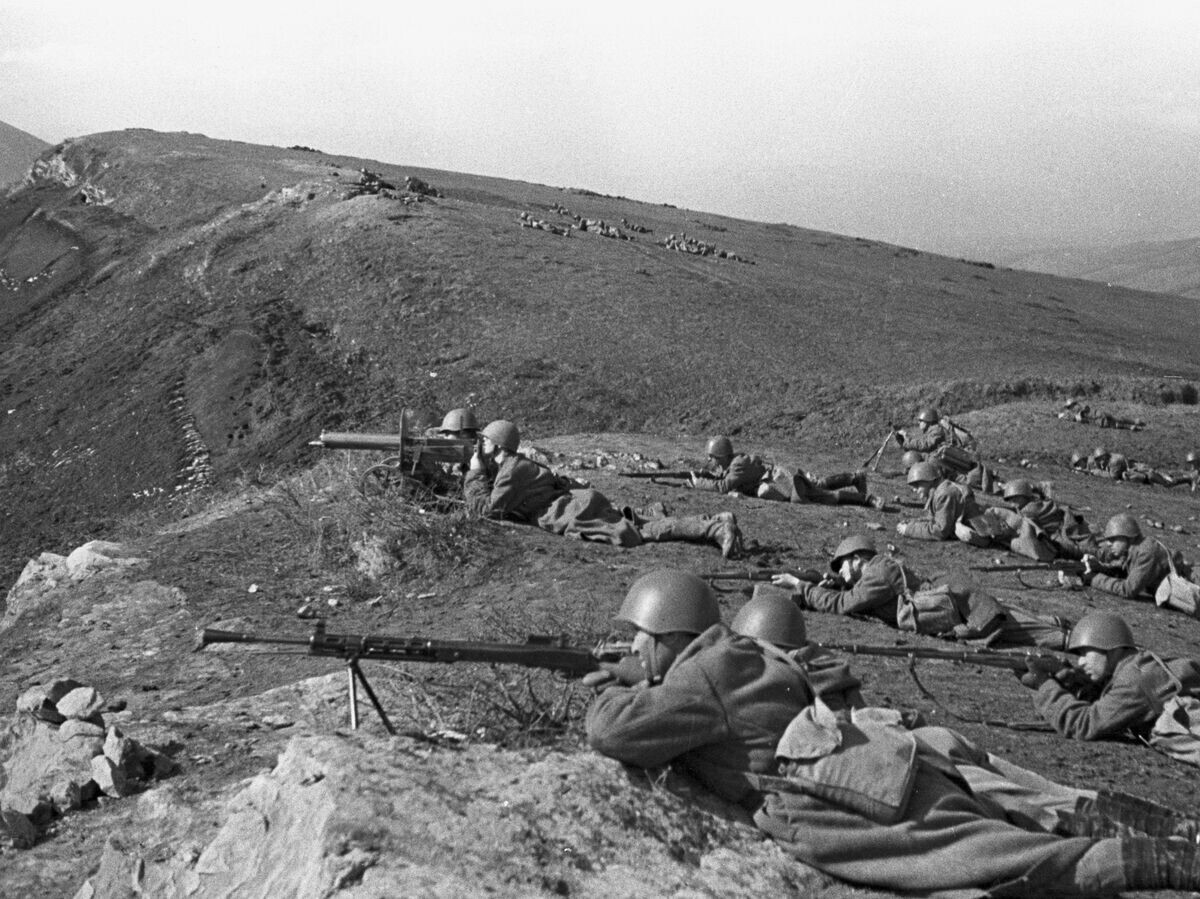    Солдаты готовятся к бою. Северо-Кавказский фронт, осень 1942 год | © РИА-СовИнформБюро / Марк Редькин