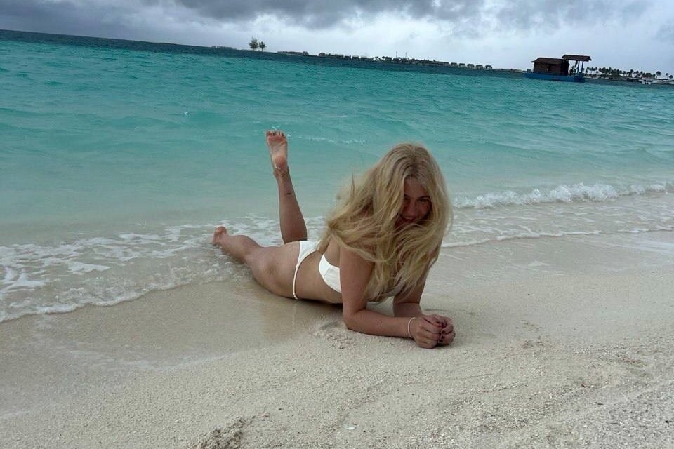    Звезда на Мальдивах: Александра Трусова показала фигуру в бикини через девять месяцев после родов