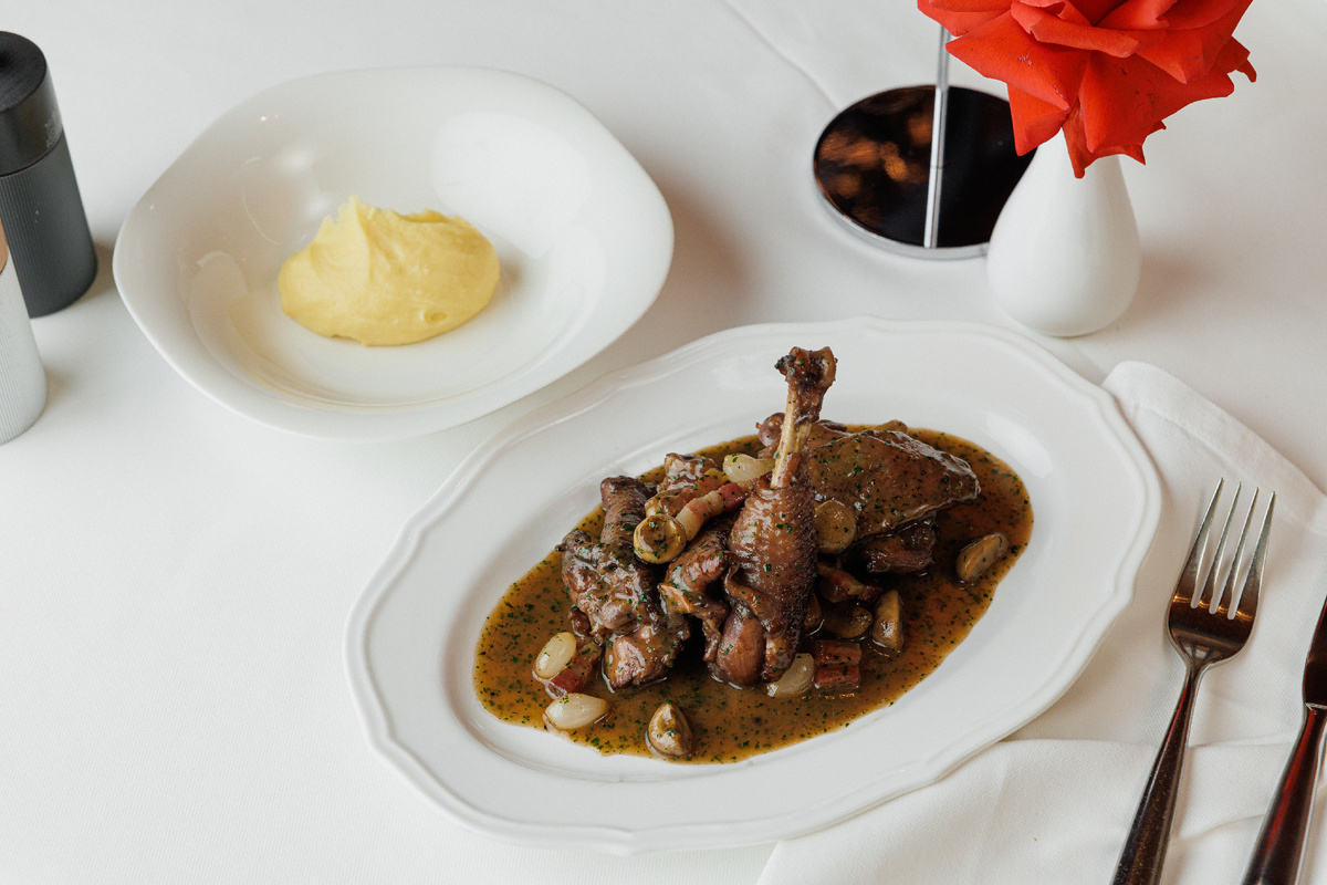 Петух в вине в ресторане Brasserie «Кузнецкий  Мост»