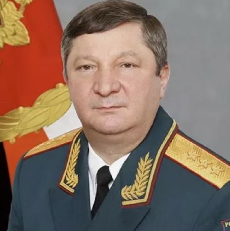 Халил Арсланов - бывший главный армейский связист, который не смог связать концы с концами. 