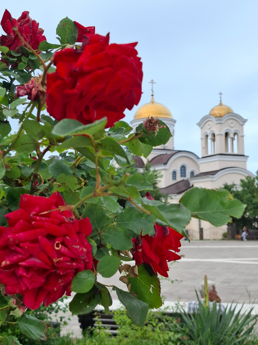 Фото автора (Новороссийск) называется Свято-Ильинским храмом (или храмом Илии Пророка). 