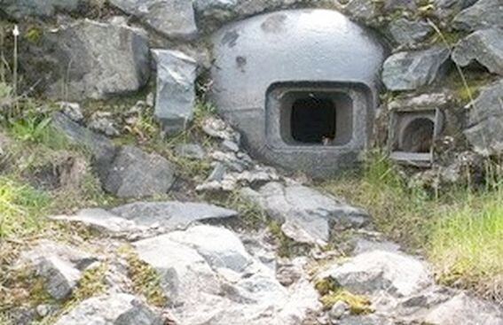 Один из старых финских дотов, спрятнный в гранитной скале