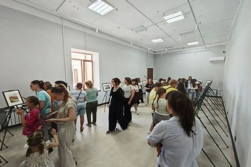    В музее Мариуполя открылась выставка живописи «На рубеже». Фото: АГО Мариуполь