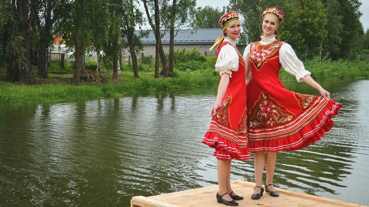    Народные гулянья на Троицу во многих районах сопровождаются концертами музыкальных и танцевальных коллективов   1MI