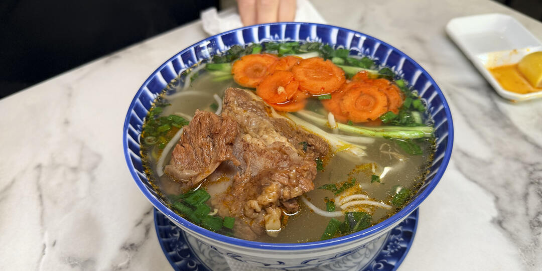 А есть шаурма с морковкой, как у Майи? Проверяем на вкусность еду в новом приличном вьетнамском кафе «Сайгон Сити»