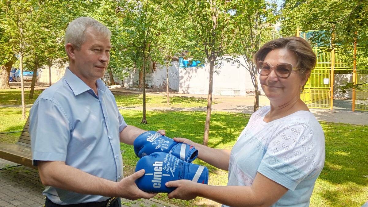    Руководитель корпуса «Zа жизнь» Татьяна Данилочкина передает представителю полка Юрию Ашмарову подарок от женской сборной по боксу / Фото: Андрей Объедков