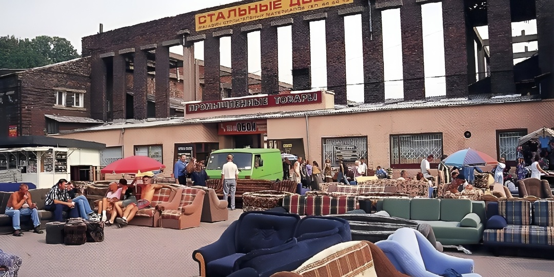 Уличная торговля у входа на промтоварный рынок в Калининграде в 1990-е годы