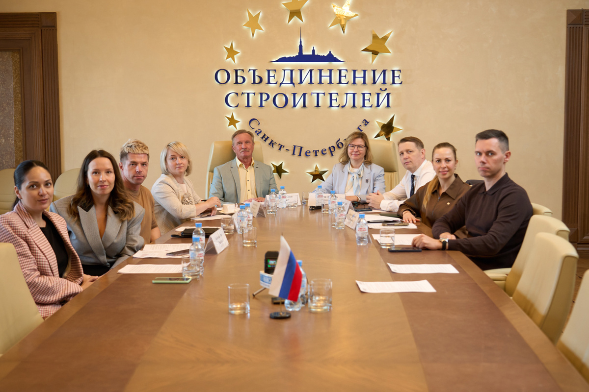 Участники круглого стола «Экспертная оценка рынков недвижимости, строительства и ипотеки в 2026 году».