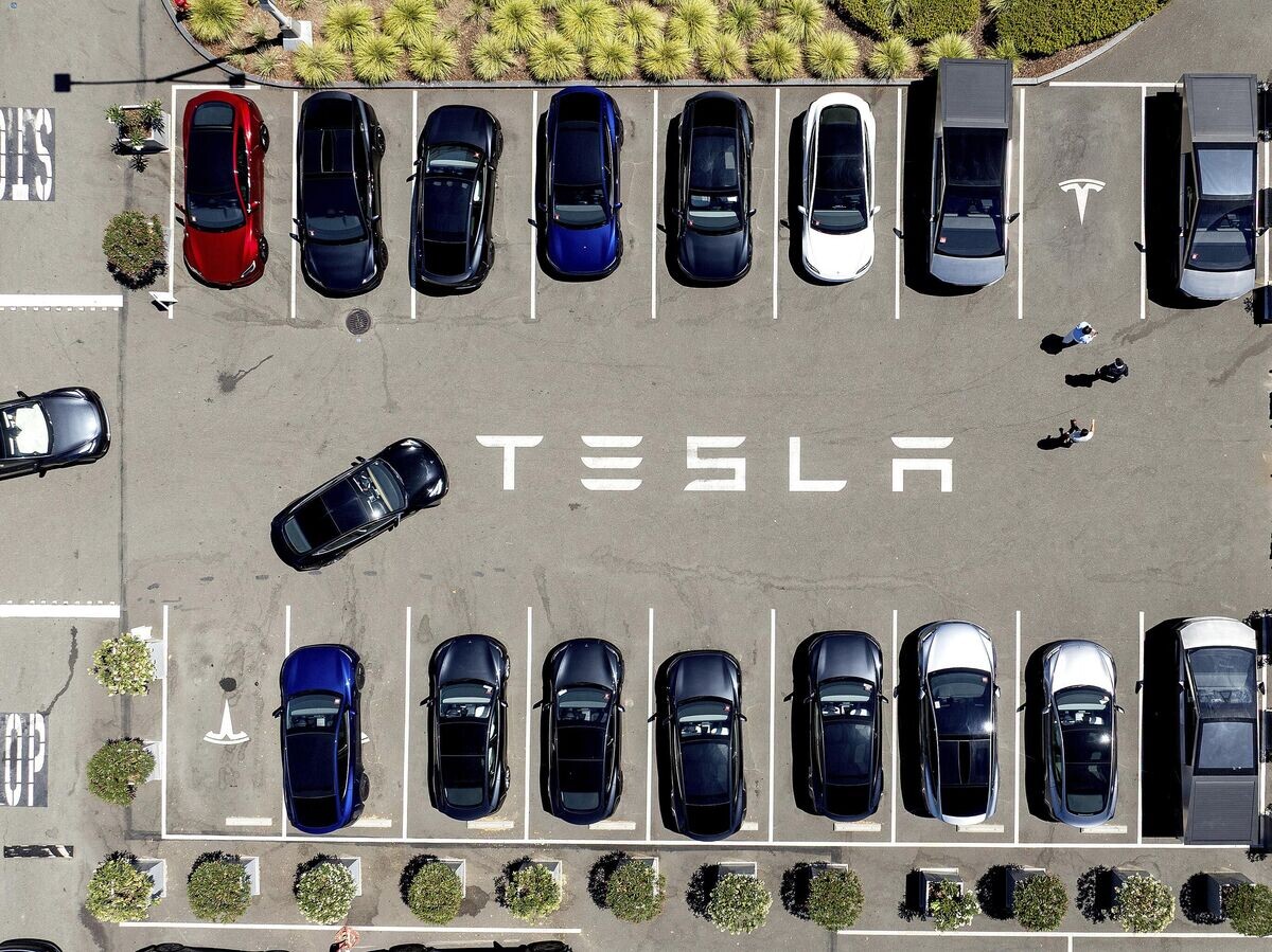    Автомобили Tesla© AP Photo / Noah Berger