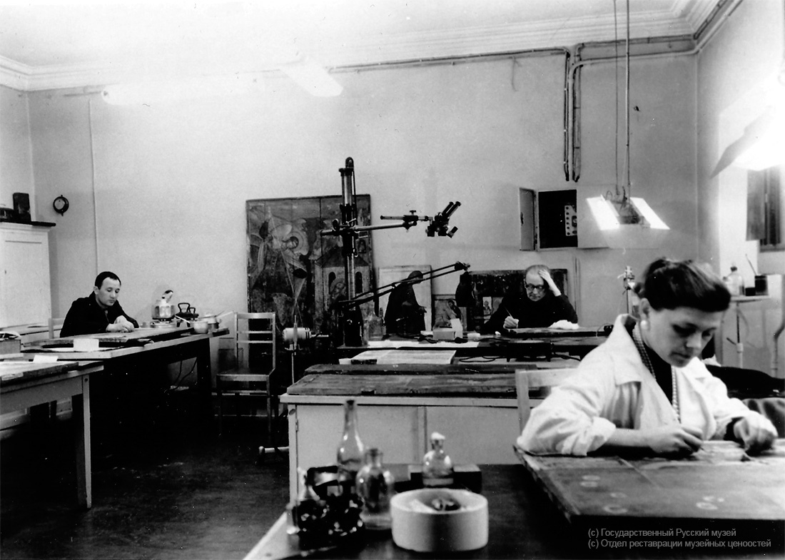 1956 год.
Реставраторы Русского музея Н.В. Перцев (слева) и С.Ф. Конёнков в промерзшем Успенском соборе, экстренно укрепляют красочный слой аварийных икон.