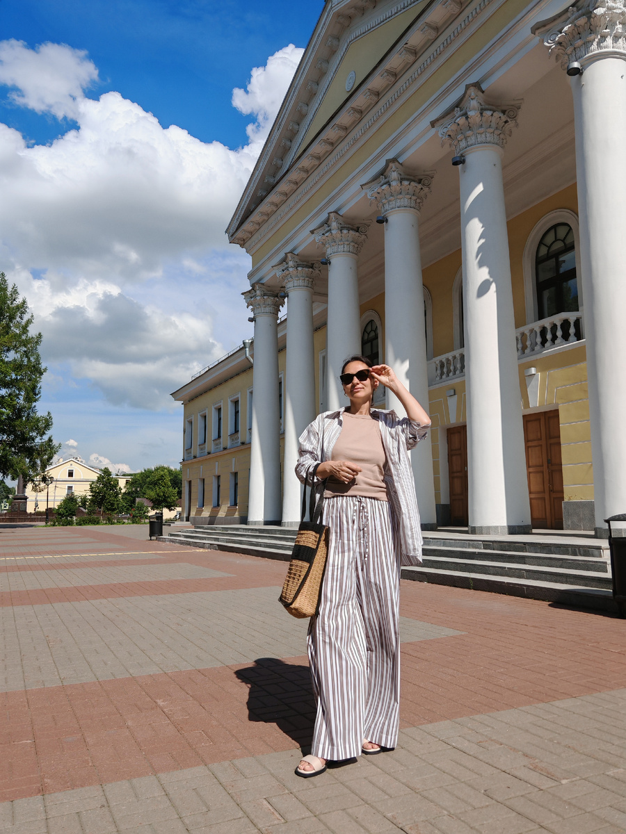 В данном образе на мне надета майка в рубчик на тонких бретельках, но с закрытой зоной декольте. Точно так же с помощью рубашки я стилизую облегающую открытую майку, когда видны руки и зона декольте. 