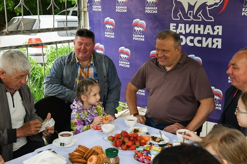    Праздничное чаепитие с жителями ТОС прошло в Донецке в преддверии Дня соседей. Фото: Администрация Донецка