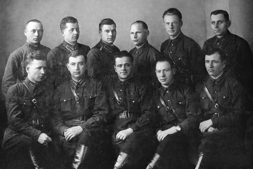    Командно-начальствующий состав 89-го пограничного отряда города Брест, 1940 год. А.М. Кижеватов – в первом ряду, крайний справа