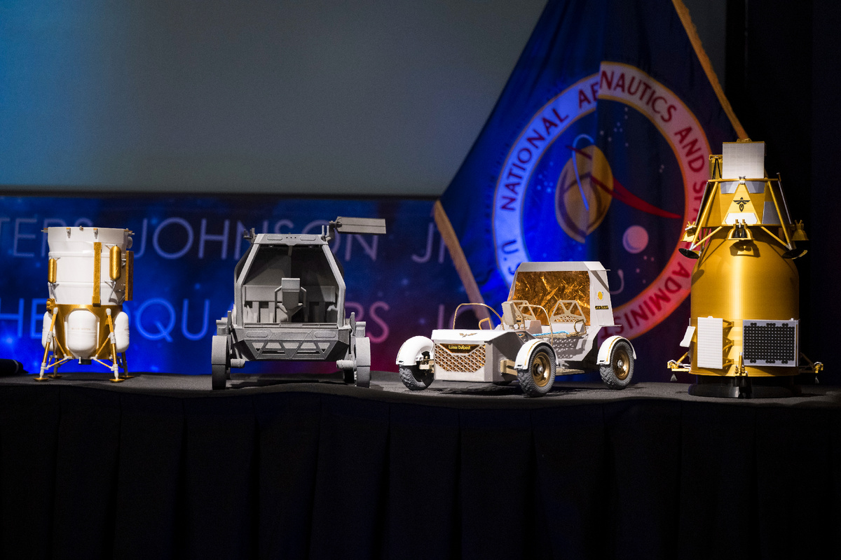 На фотографии слева направо представлены модели лунного посадочного модуля Blue Origin Mark 1, пилотируемого лунохода Astrolab, лунохода Lunar Outpost Pegasus и орбитального аппарата Firely Elytra Dark. 