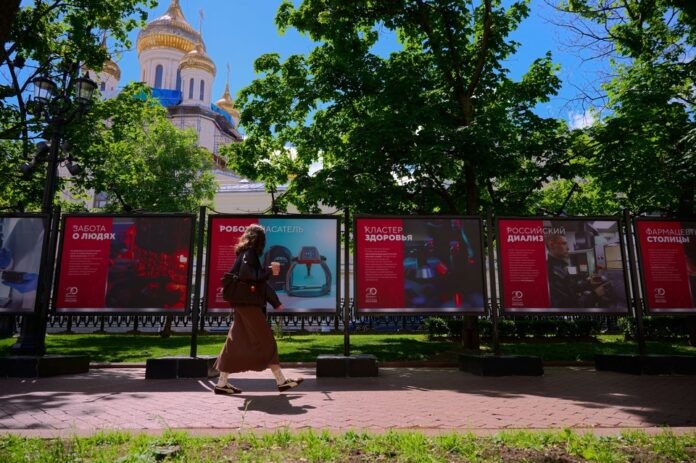    Визуализация технополиса Москвы, демонстрирующая сингулярность технологий и медицины на Рождественском бульваре.