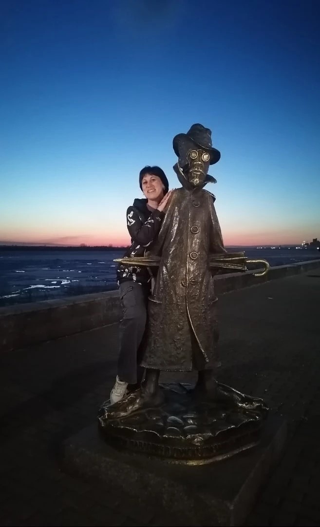 в Томске, у памятника Чехову