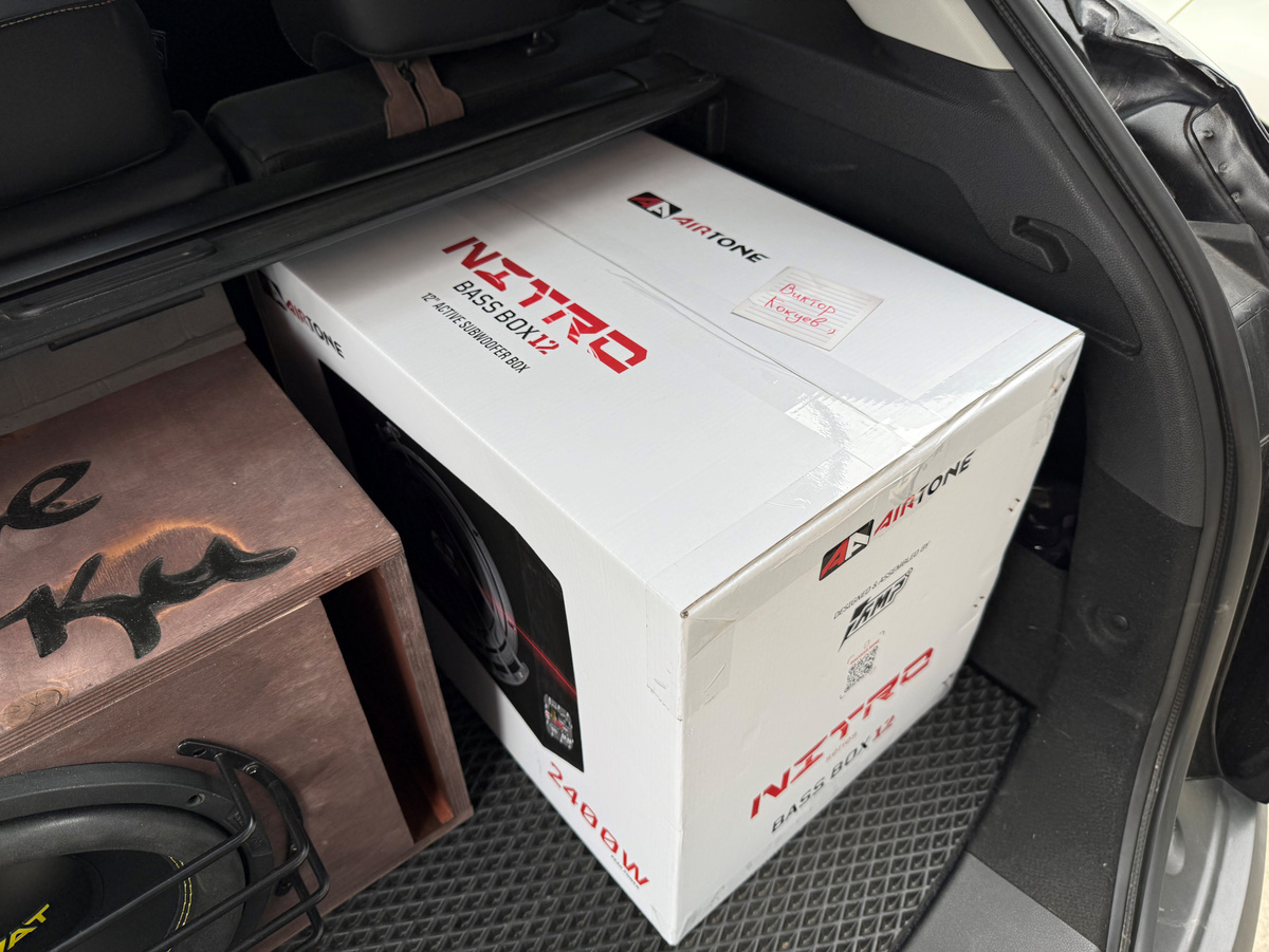 Коробка с активным сабвуфером AirTone Nitro Bass Box 12 в багажнике Москвич 3