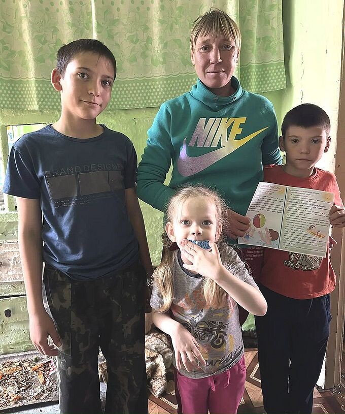 Молодая семья получила памятку с правилами поведения у воды