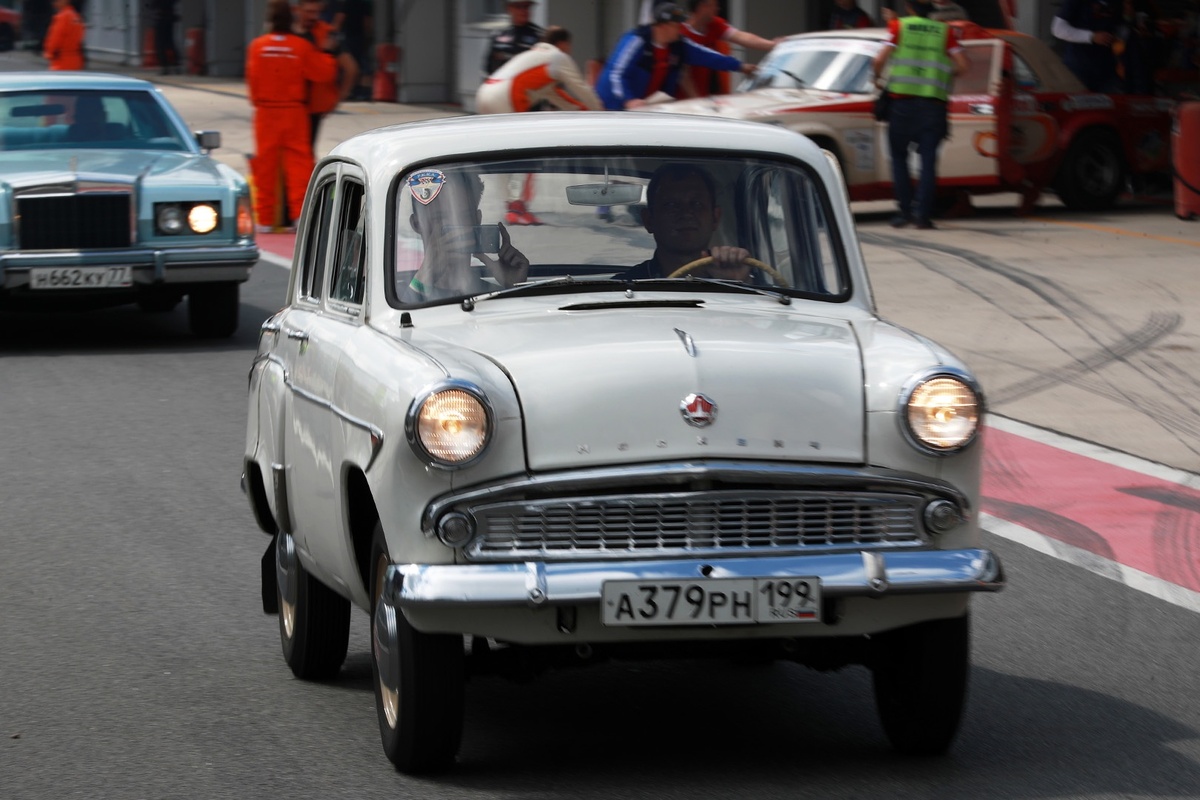    Автомобиль "Москвич-407" на параде классических автомобилей и мототехники во время торжественного открытия VII автомобильного фестиваля Moscow Classic на автодроме Moscow Raceway в Московской области. 2019 год. /Антон Денисов / РИА Новости