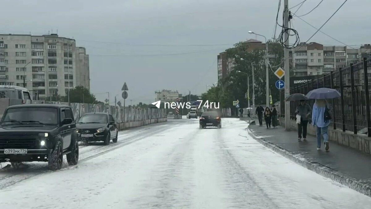    Дороги можно перепутать с заснеженными, но это пена   74.ру
