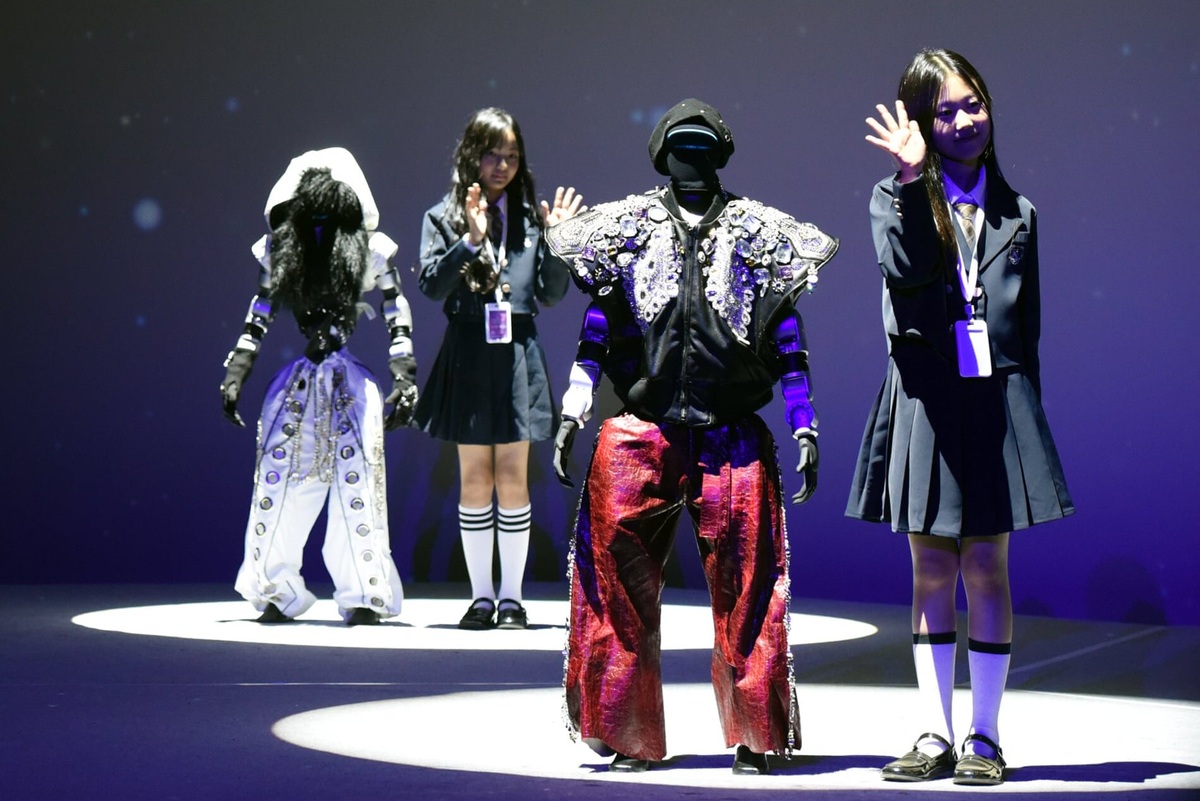     K-Pop, подиум и тайский бокс: Корея открывает первый в мире парк роботов