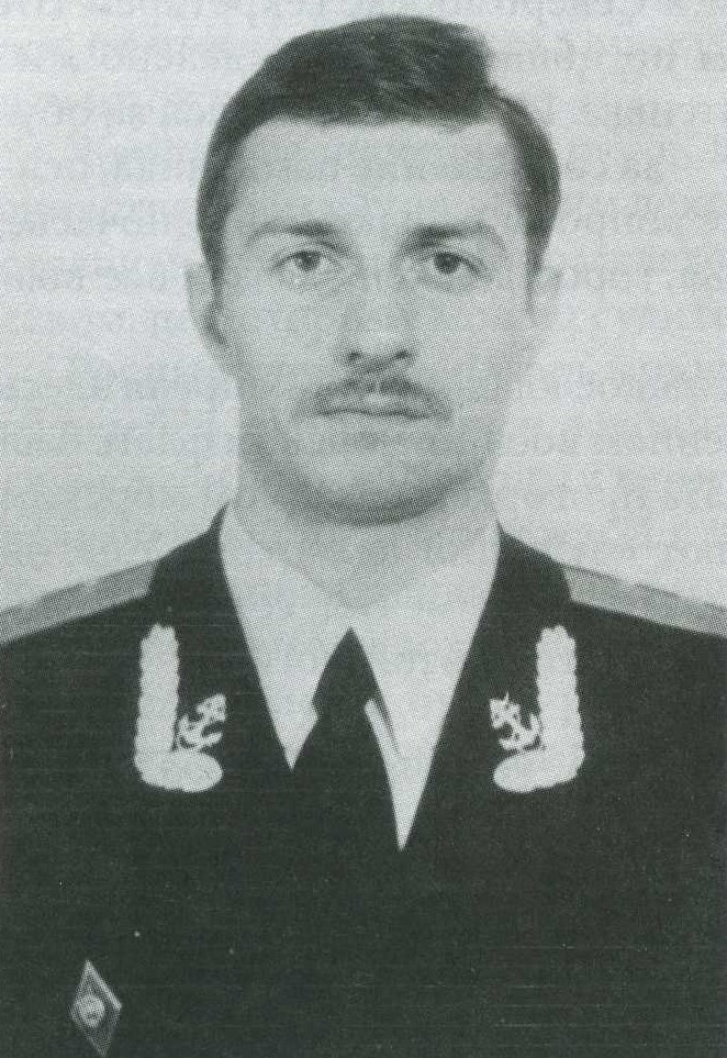 Скан из личной коллекции автора. / Командир вычислительной группы радиотехнической службы капитан-лейтенант Науменко Евгений Владимирович. Родился в деревне Сергеевка Пограничного района Приморского края.  27.04.1960 - 07.04.1989. Взят морем.
