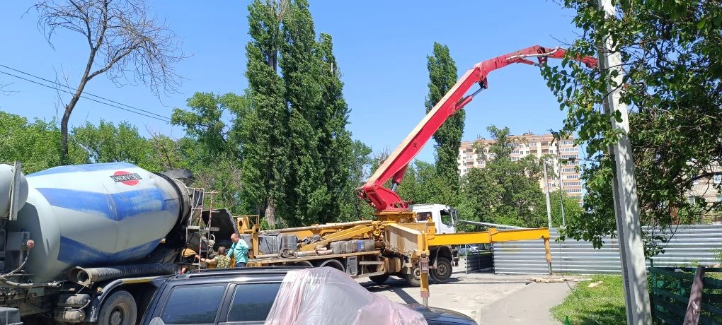 А это перегораживали в субботу, 23 мая на весь день проезд. Было ли на это разрешение? Я там и смогла выяснить. А у кого? Водитель бетономешалки сказал, нам приказали - мы делаем...
