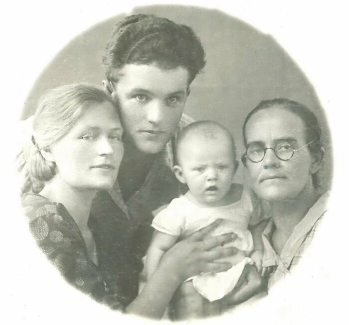 Маленькая Аня с родителями и бабушкой.