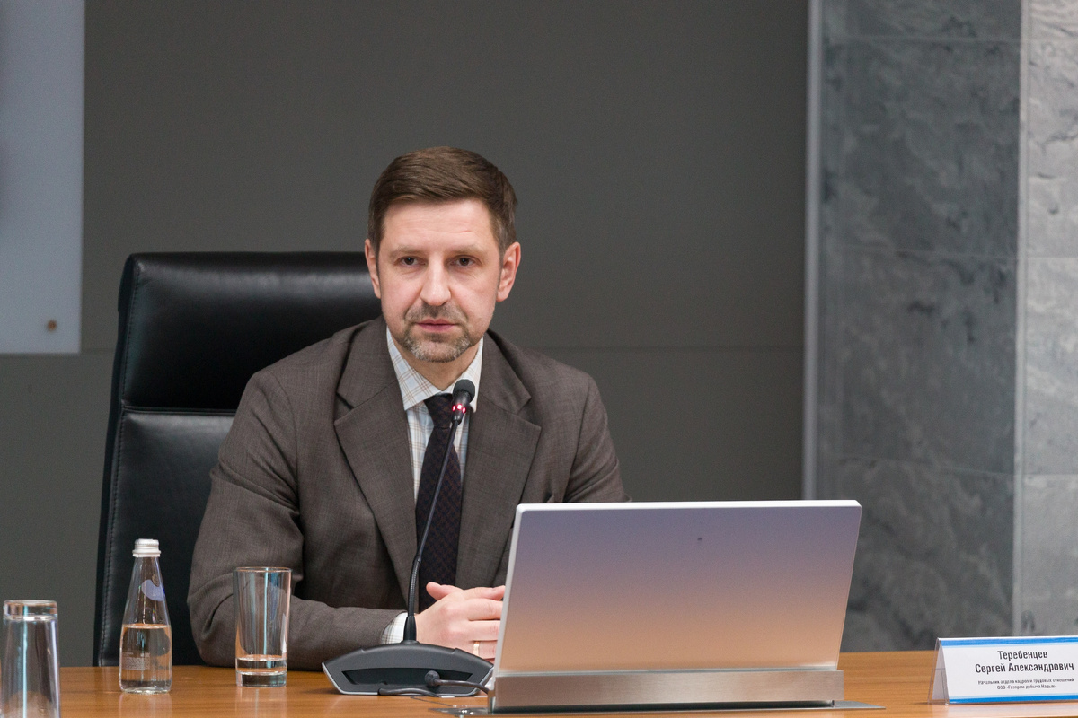 Участников семинара приветствовал Сергей Теребенцев, начальник отдела кадров и трудовых отношений
