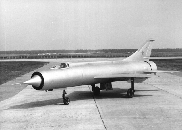 Самолет Е-150, разработанный ОКБ Микояна как всепогодный перехватчик и достроенный в виде летающей лаборатории больших скоростей