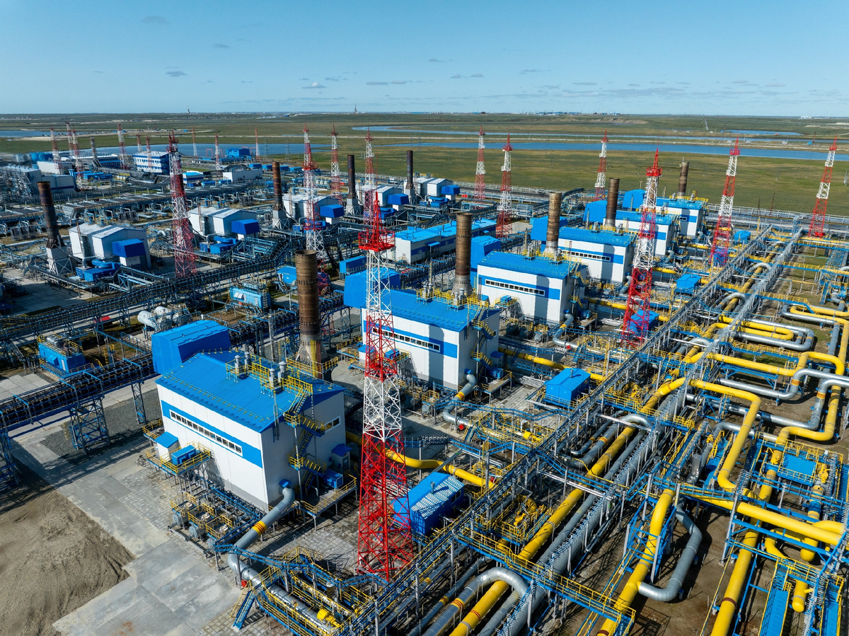 На каждом газовом промысле месторождения расположены десятки антенных опор с оборудованием для надёжного сигнала