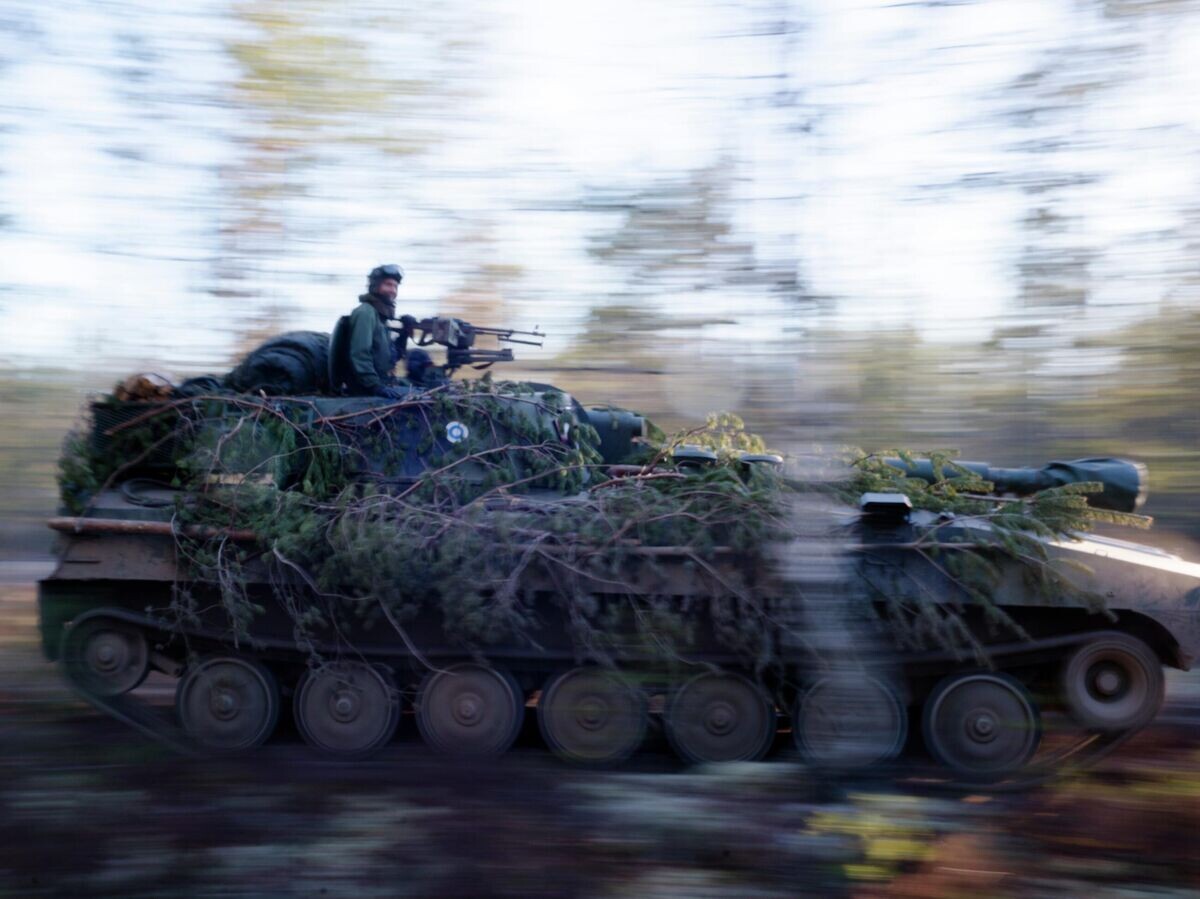    Финские военнослужащие едут на танке во время учений | © Фото : U.S. Army / Spc. Elliott Banks
