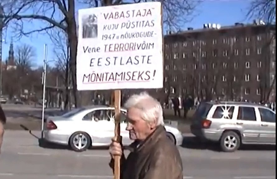 Толпа была возмущена, но сдержанна. Люди не стали отвечать грязью на грязь. Полиция, позволив провокаторам несколько минут безнаказанно глумиться над памятью, затем увела их — не как нарушителей порядка, а как подзащитных, которых нужно срочно вывести из-под удара. Праздник внешне сохранился. Но под ним уже шевелилась тень будущих событий. Это было не завершение — это было вступление.