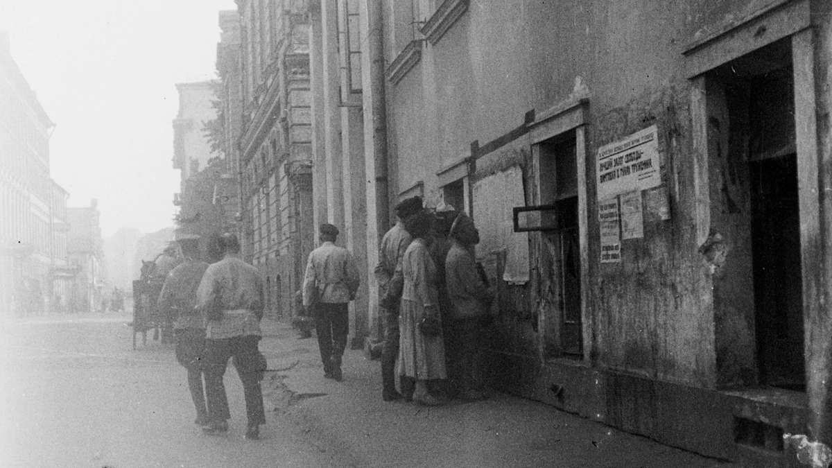 Москва, Леонтьевский переулок. Группа читающих стенную газету. А. А. Губарев. 2 июня 1921 г.