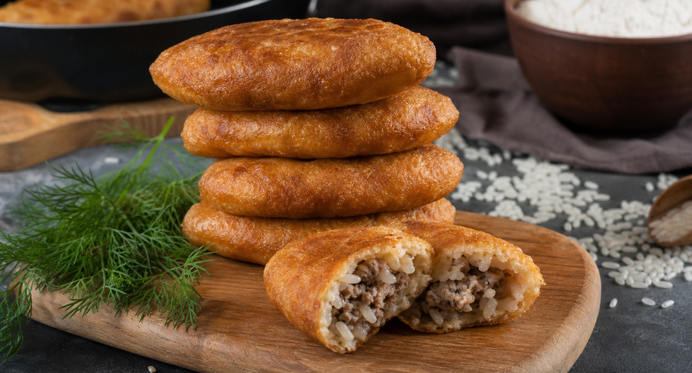 Жареные пирожки с рисом и мясом: как получить мягкое тесто и сочную начинку