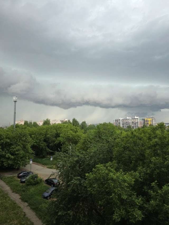 Заснято в Ижевске. Когда надвигается такая туча с белым валом, то лучше уходить с открытой местности (фото взято из источника Интернет: https://vk.com/wall-78149003_350415)