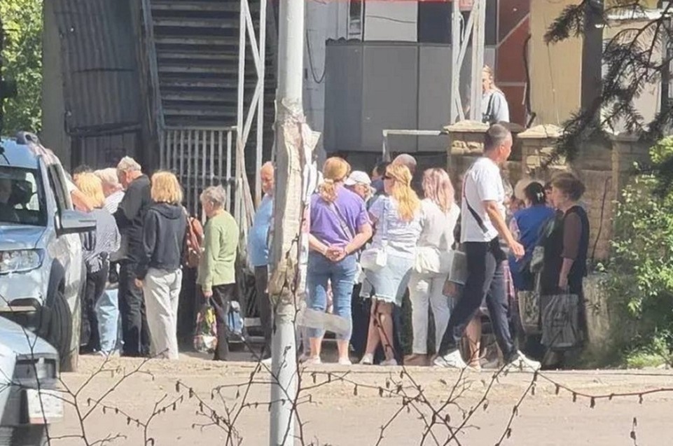    В связи с возросшим спросом на отдельные услуги некоторые посетители предпочитают занимать очередь заранее, однако делать это не рекомендуется. Фото: ТГ/Кувалдина