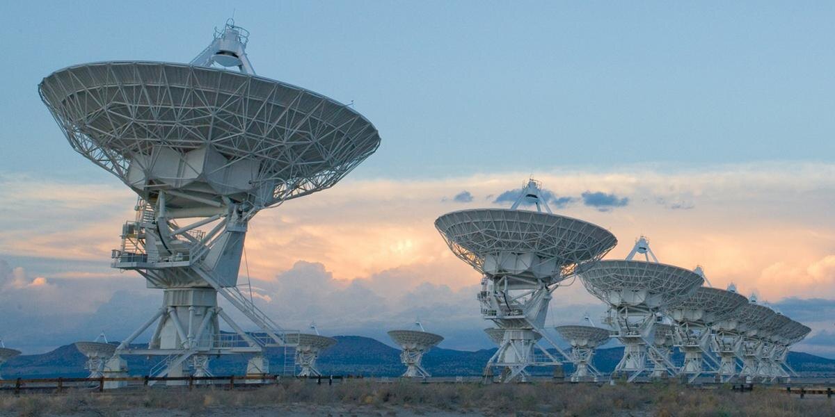 Массив радиотелескопов Very Large Array, VLA. Находится в Нью-Мексико и состоит из 27 отдельных тарелок. Источник: Alex Savello/NRAO
