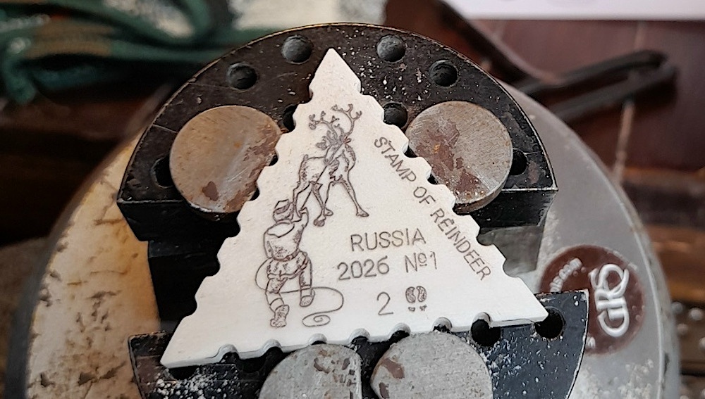 Одна из «первых в мире марок из природных материалов» – марка из рога северного оленя – на рабочем столе костореза. Фото предоставлено автором проекта Валерием Сушковым
