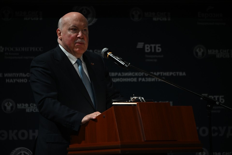    Экс-губернатора отметили за вклад в развитие города: от 130-го квартала до Академического моста. Иван МАКЕЕВ