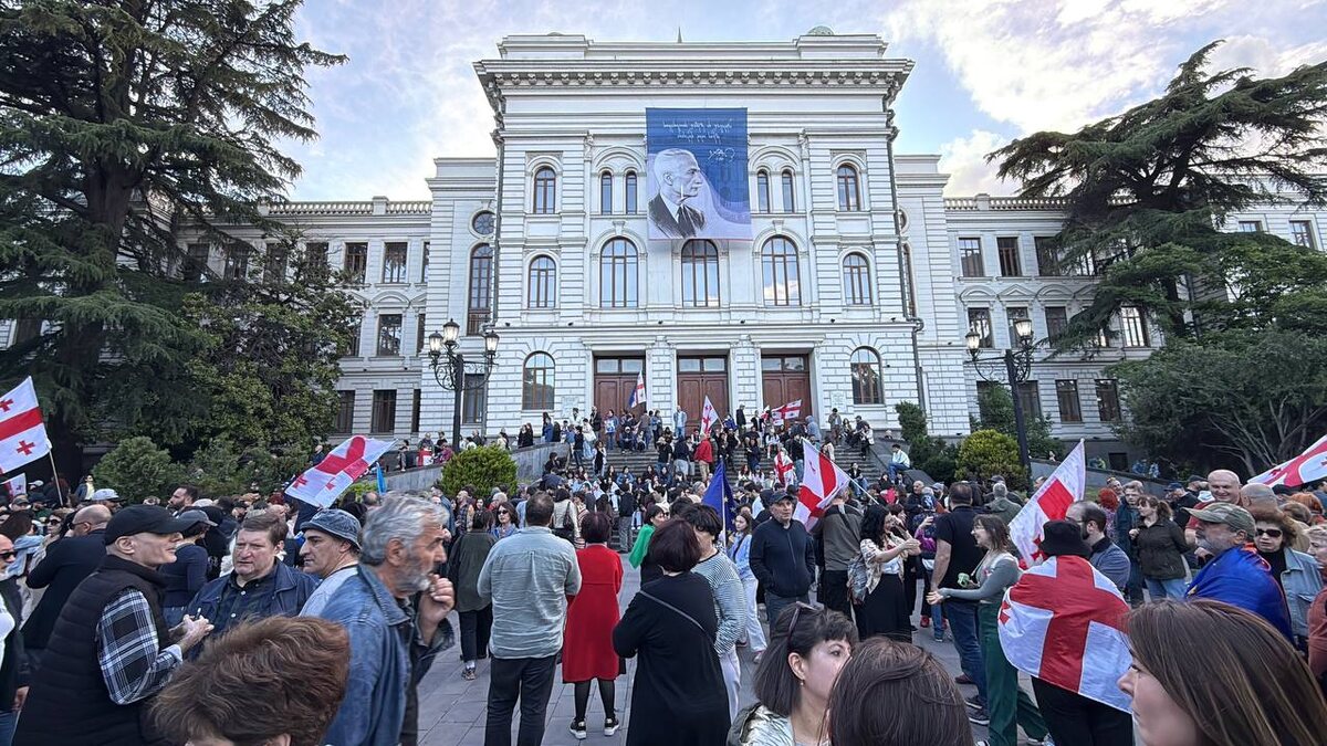 Протестующие собрались у первого корпуса ТГУ в Тбилиси.