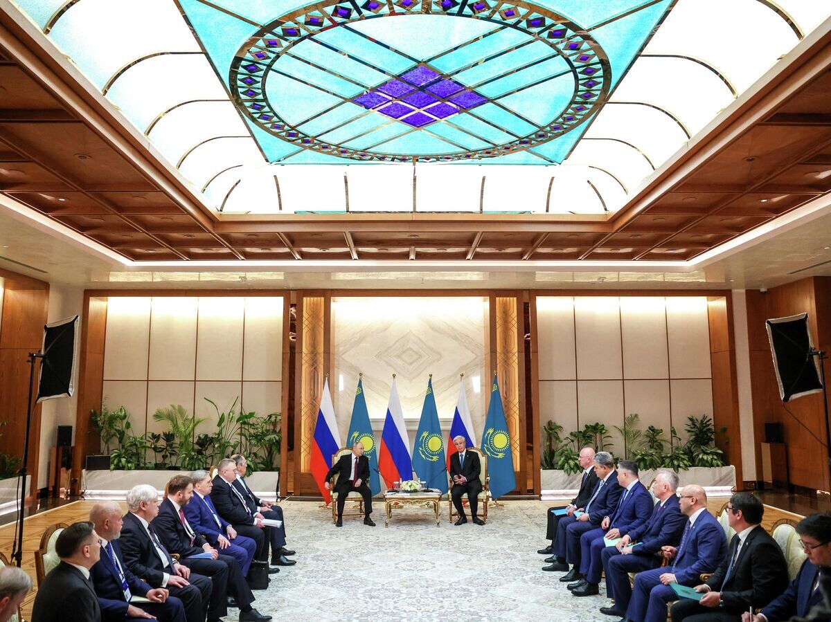    Президент РФ Владимир Путин и президент Казахстана Касым-Жомарт Токаев во время встречи во Дворце Независимости в Астане | © РИА Новости / POOL