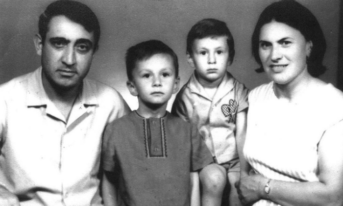 Константин Меладзе с родителями и братом.