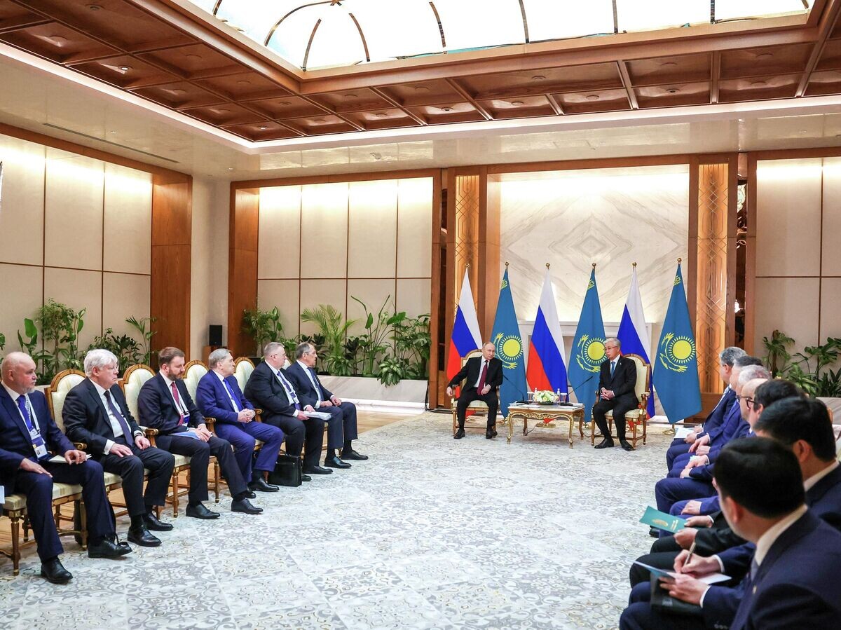    Президент РФ Владимир Путин и президент Казахстана Касым-Жомарт Токаев во время встречи во Дворце Независимости в Астане | © РИА Новости / POOL